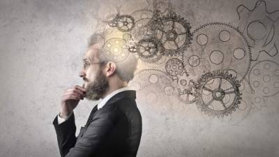 La enfermedad de Alzheimer además de causar pérdida de la memoria produce cambios en el lenguaje, la personalidad, problemas de conducción.