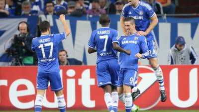 Fernando Torres celebra con sus compañeros una anotación ante Schalke 04.