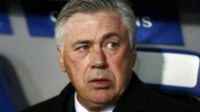 Carlo Ancelotti en el banquillo del estadio St. Jakob-Park de Basilea.