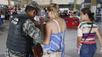 Los miembros de Fusina realizan un operativo de control en la terminal de buses de San Pedro Sula.