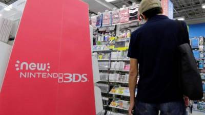 Un cliente visita una tienda Nintendo en Tokio, Japón.