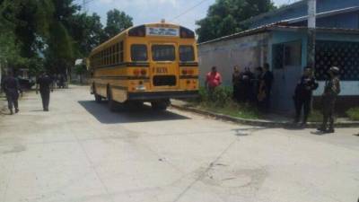 Imagen del lugar donde asesinaron a tres supuestos mareros en un bus de la ruta 35 en la colonia Palmira del sector Chamelecón en San Pedro Sula en el norte de Honduras.