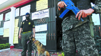 La casa de la “jefa” está en poder del Estado y custodiada por guardias privados colocados por la Oabi. Autoridades han inspeccionado con perros detectores de droga.