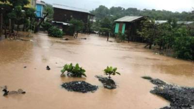 En zonas bajas de Islas de la Bahía causó inundaciones la tormenta Nana.