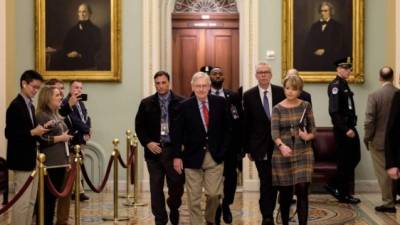El líder de la mayoría del Senado de los EEUU., el senador Mitch McConnell (R-KY) camina hoy a su oficina antes del juicio de juicio político contra el presidente Donald Trump en Washington, DC.