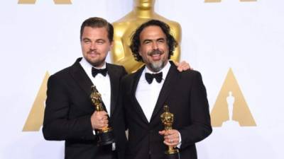 El director mexicano, Alejandro G. Iñárritu con Leonardo Dicaprio en los premios Oscar 2016