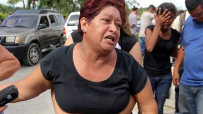 La madre de Miguel llora desconsolada.