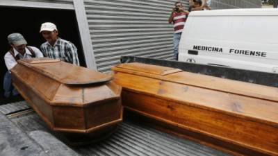 Los cuerpos de Manuel de Jesús Argueta y de su hijo fueron retirados ayer de Medicina Forense en Tegucigalpa.