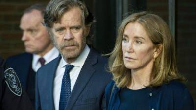 Felicity Huffman y su esposo William H. Macy en una foto de archivo tomada a su salida de la corte de Boston el pasado 13 de septiembre. AFP.