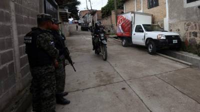 El carro quedó arrimado a la pared de una casa.