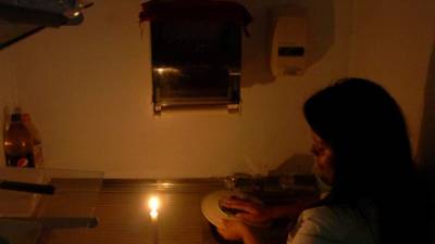 Los constantes y repentinos apagones dejan a oscuras y sin aviso a cientos de hogares de la región del valle de Aguán. Esto ocurre casi a diario.