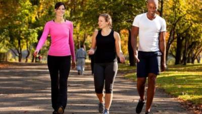 Caminar el grupo ayuda a quemar más grasa corporal.