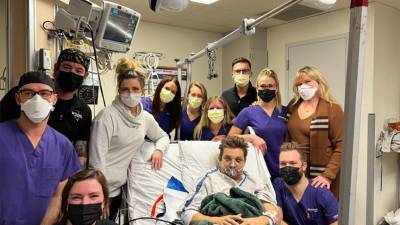 A través de redes sociales, Jeremy Renner compartió una fotografía acompañado del personal médico, a quienes les agradeció sus atenciones.