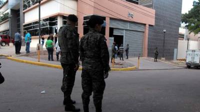 Empleados de Medicina Forense llevaron el cadáver del militar Jhony Erardo Avilez a la morgue capitalina.