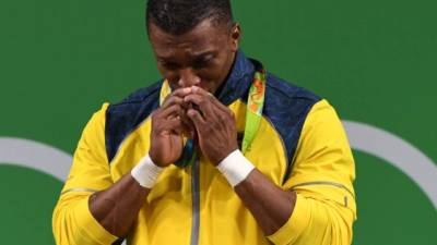 Figueroa se convirtió en el primer hombre de Colombia en colgarse una presea dorada en la historia de los Juegos Olímpicos al ganar en la categoría 62 kilos de la halterofilia. FOTO AFP.