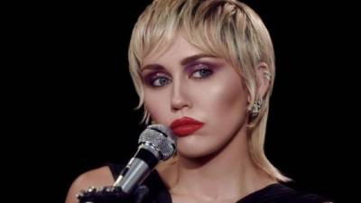 'Bueno, yo, como mucha gente, siendo honesta, durante la pandemia recaí y lo sentí mucho', dijo Miley Cyrus.