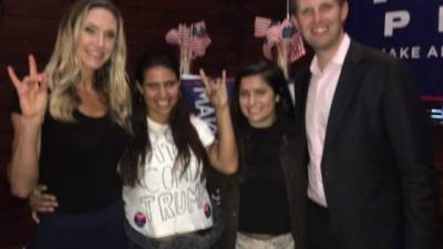 Las hermanas hispanas junto a Eric Trump y su esposa Lara. Foto Twitter.
