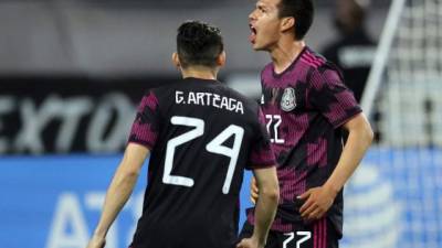 Chucky Lozano celebra uno de sus dos goles ante Islandia. Foto AFP.