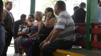 Los parientes de los dos menores ultimados llegaron ayer a reclamar sus cuerpos a la morgue judicial.