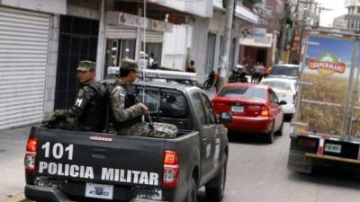 Los policías militares patrullan tanto en carro como a pie el centro de la ciudad y otras zonas conflictivas.