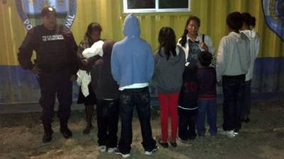 Los niños y las mujeres viajaban en dos taxis que se dirigían hacia Guatemala y posteriormente hacia Estados Unidos.