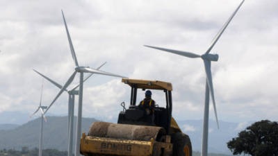A road roller at work in the Cerro de Hula eolic park, 24 km south of Tegucigalpa, on September 27, 2011. Mesoamerica Energy company on Tuesday put to work 34 eolic turbines that will generate some 68 megawatts. The cost of the project is of more than USD 270 million. AFP PHOTO Orlando SIERRA