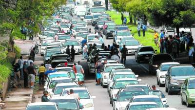 Antes de que amaneciera, cientos de unidades de taxis bloquearon las principales salidas de Tegucigalpa, San Pedro Sula, La Ceiba, Tocoa y otros municipios del país.