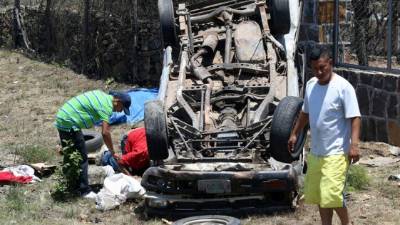 El vehículo perdió el control y dio varias vueltas tras el impacto con la rastra.