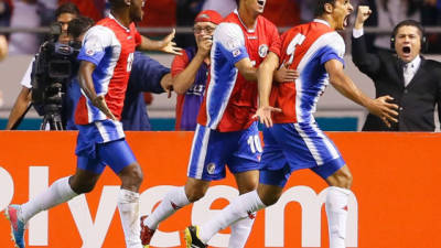 Celso Borges celebra el segundo gol de Costa Rica con Bryan Ruiz y Joel Campbell.
