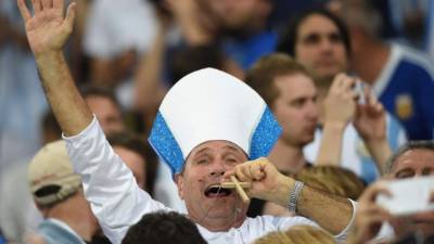 Una verdadera marea de decenas de miles de argentinos pintó de celeste y blanco el estadio Maracaná para el partido entre la selección de Lionel Messi y Bosnia, con simpatizantes venidos de los cuatro puntos del país.