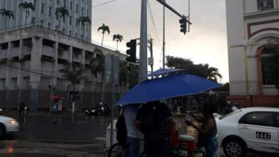 Fotografía del centro de San Pedro Sula con el cielo parcialmente nublado.