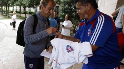 Jürgen Klinsmann le firma un autógrafo a un aficionado a su llegada al hotel. Foto Juan Salgado/Enviado Especial
