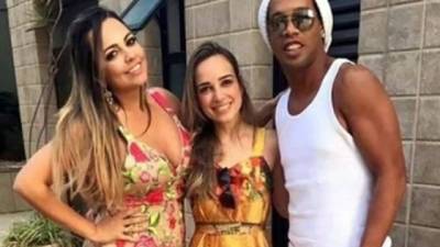 El exfutbolista brasileño Ronaldinho está siendo noticia en los medios de su país después de que se anunciara que se casará con dos bellas mujeres a la misma vez.