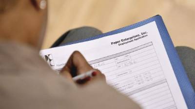 Se calcula que unos 12 millones de personas perdieron sus beneficios por desempleo desde la medianoche del sábado.