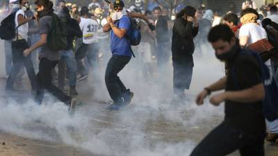 La policía lanzó gases lacrimógenos a los estudiantes para poder disipar la protesta.