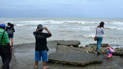 Medios locales reportan un fuerte oleaje tras el terremoto de magnitud 7,2 que sacudió El Salvador.