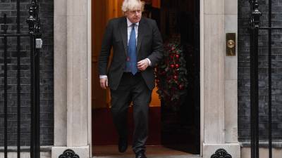 El primer ministro británico, Boris Johnson, en la puerta del 10 de Downing street. EFE/EPA/FACUNDO ARRIZABALAGA / POOL