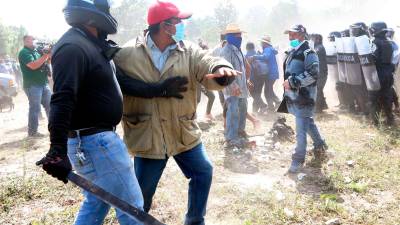 Un nutrido grupo de policías antimotines intentaron ejecutar el desalojo, pero los pobladores, entre el llanto desconsolado y su malestar, se enfrentaron a las fuerzas de seguridad.