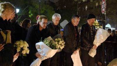 Los miembros de la banda U2, encabezados por Bono, se solidarizaron con los gfranceses tras los atentados del viernes que dejaron 129 muertos.