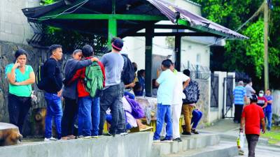 Familiares de las víctimas esperaban ayer en las afueras de la morgue la entrega de los cuerpos, mientras equipos forenses trabajaban haciendo las autopsias.