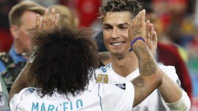 Marcelo y Cristiano Ronaldo celebran la victoria en al final de la Champions de Kiev. EFE