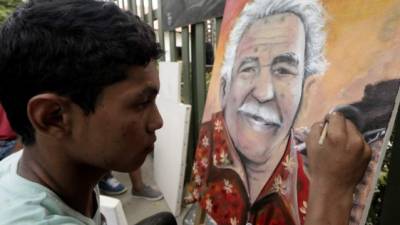 El pintor Melquin Merchan Viloria, hace un retrato del escritor colombiano y premio Nobel de literatura, Gabriel García Márquez, fallecido el jueves en México.