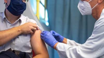 Un hombre recibe una vacuna.Foto de archivo AFP