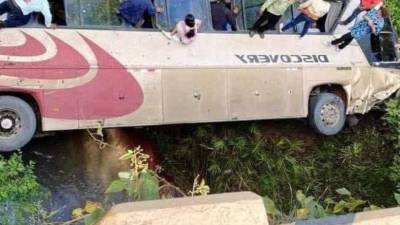 Santos Rivera será enviado a la <b>cárcel del Valle de Siria</b>, ubicada en <b>El Porvenir, Francisco Morazán. En la imagen, el bus tras el accidente. Personas buscan </b>sobrevivientes.