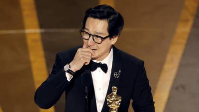 El actor Ke Huy Quan lloró al recibir el galardón.