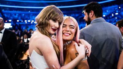 Taylor Swift y Karol G compartieron durante la 66 edición de los premios Grammy.