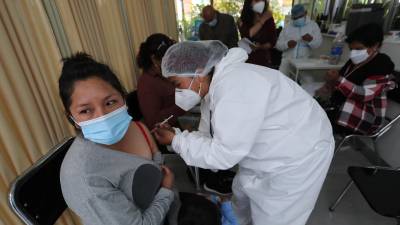 Una persona recibe una dosis de refuerzo de la vacuna contra la covid-19 en un punto de vacunación, en La Paz. EFE/Martin Alipaz