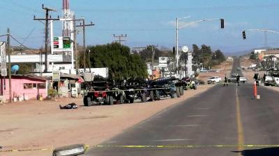 Los vehículos de las personas acribilladas quedaron abandonados a la orilla de una carretera en Ensenada.