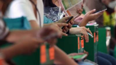 Unos 51 millones de tailandeses están llamados a votar mañana en unas elecciones que llegan tras casi cinco años de dictadura militar y con la incertidumbre de que ningún partido consiga una mayoría clara para formar gobierno en solitario. EFE