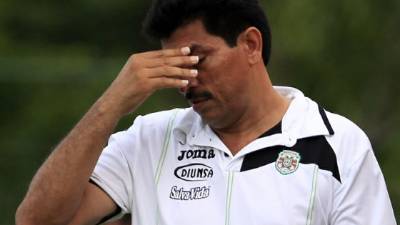 Carlos Martínez sufrió con la derrota a manos del Olimpia.